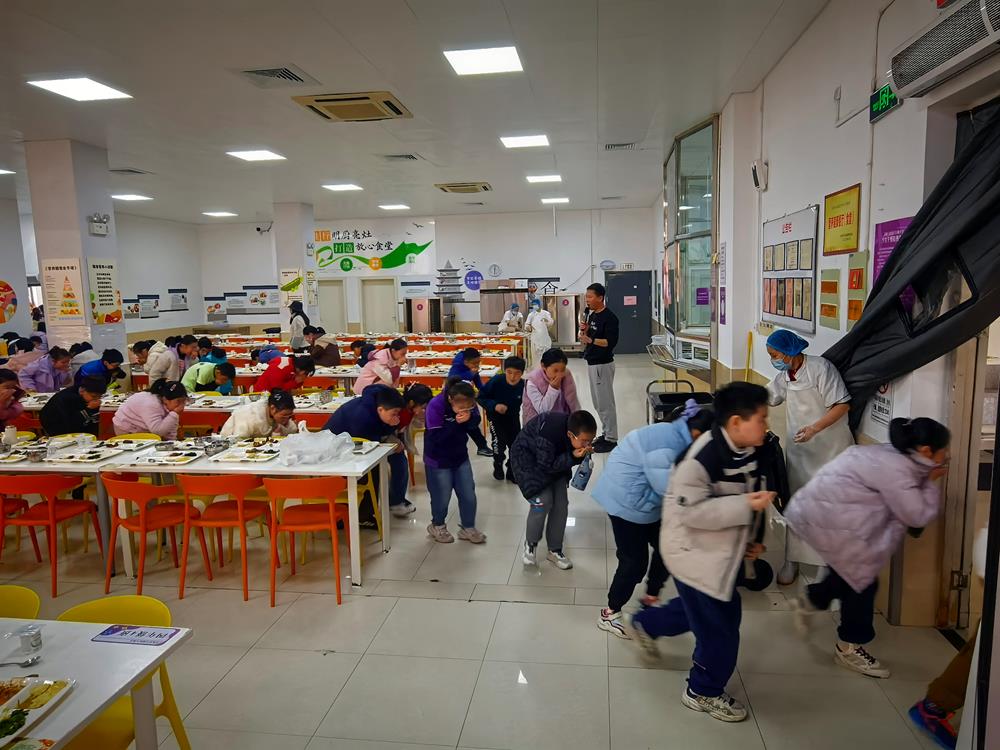 82db220a705d4c94868d4d56852ebe16.jpg 82db220a705d4c94868d4d56852ebe16.jpg