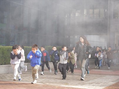 筑牢校园“防火墙”，守护生命成长--方洲小学2025秋季消防疏散演习